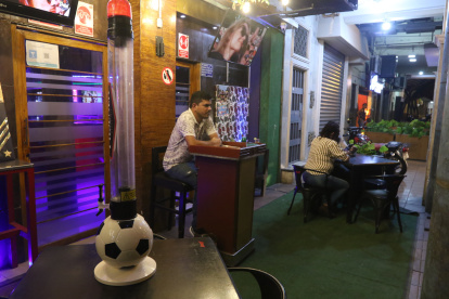 Trabajadores. Los empleados prácticamente están de brazos cruzados debido a la ausencia de clientes. Cuando ven a personas, promocionan sus ofertas para atraerlas.