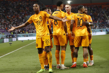 Denzel Dumfries (i) de los Países Bajos celebra con sus compañeros después de anotar el 3-1 durante la Copa Mundial de la FIFA 2022