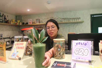 Preparación. Ana Gavilánez exhibe los productos que se pueden preparar con cannabis.