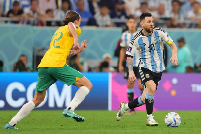 Lionel Messi (d) de Argentina en acción durante la Copa Mundial de la FIFA 2022.