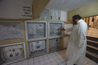 Cripta. En los bajos del Altar Mayor está la Cripta, donde reposan los restos de sacerdotes, monseñores. En la gráfica, el padre Francisco Sojos, rector de la Catedral de Guayaquil.