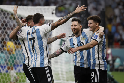 Julián Álvarez (d) de Argentina celebra un gol con Lionel Messi hoy, en un partido de los octavos de final del Mundial de Fútbol Qatar 2022 entre Argentina y Australia.