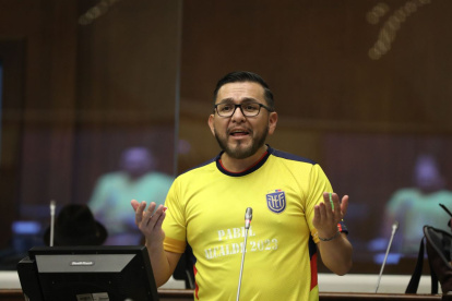 Correísta. Propaganda ambulante antes del inicio oficial de la campaña electoral, Blasco Luna lleva el nombre de su candidato inscrito en la camiseta.