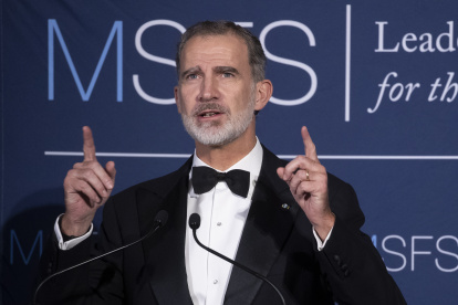 Washington (Estados Unidos), 12/03/2022.- El Rey Felipe VI pronuncia su discurso en la cena de gala para conmemorar el centenario del programa de Maestría en Ciencias en Servicio Exterior de la Universidad de Georgetown, en el Instituto de la Paz de los Estados Unidos, en Washington, DC , EEUU, ayer viernes. EFE/MICHAEL REYNOLDS