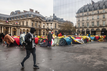 Paris (France), 03/12/2022.- Migrants gather at a temporary camp set up by a French NGO in front of the State Council (Conseil d"Etat) in Paris, France, 03 December 2022. For months local NGOs are asking the French government to provide night shelters for hundreds of migrants that live in a makeshift camp in Ivry-Sur-Seine, east of Paris. (Francia) EFE/EPA/Mohammed Badra