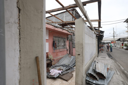 El artefacto explosivo dejó daños en varias casas del sector.