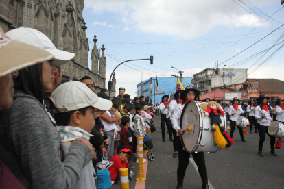 Presentes. Los egresados de colegios de trayectoria rindieron homenaje.