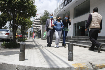 Obstáculos. Las veredas y calles de la capital presentan obstáculos para la circulación.