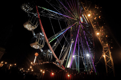 EDIMBURGO (R.UNIDO), 04/12/2022.- Del aroma a gofre al calor del vino dulce, pasando por un viaje en una noria gigante que permite ver un castillo ubicado en la lengua de un volcán extinto, el mercado de Navidad de Edimburgo, considerado el mejor de Europa, ha abierto sus puertas de cara a las festividades de fin de año. Todo ello se ha repartido a lo largo diferentes lugares pintorescos de la ciudad, en jardines y a los pies del Castillo de Edimburgo. "Somos muy afortunados por poder instalarlo aquí, lo hace muy especial", subraya Thomson.- EFE/Guillermo Garrido