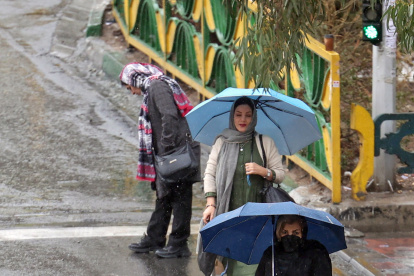 Tehran (Iran (islamic Republic Of)), 04/12/2022.- Women wait for a taxi in a street on a rainy day in Tehran, Iran, 04 December 2022. According to Iran"s state news agency ISNA, prosecutor general Mohammad Jafar Montazeri clarified on 03 December 2022 that the Guidance Patrol, as the morality police is formally called, "has nothing to do with the judiciary, and it was closed from the same place it was established in the past." The veiling in the country was one of the judiciary"s main concerns though, Montazeri said. Iran has been facing anti-government protests since the death of Kurdish Iranian woman Mahsa Amini in September days after her arrest for allegedly violating dressing rules. (Protestas, Teherán) EFE/EPA/STRINGER