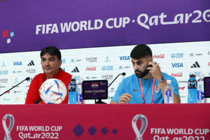 El técnico Zlatko Dalic (i) y el jugador Josko Gvardiol en la rueda de prensa previa del cotejo.