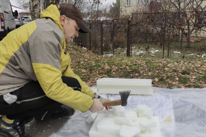 El ucraniano Olexandr Kutsurenko fabrica en Leópolis velas para los soldados en las trincheras que luchan contra las tropas rusas. EFE/ Rostyslav Averchuk Olexandr Kutsurenko, un ucraniano que en su piso de Leópolis fabrica velas para los soldados en las trincheras que luchan contra las tropas rusas, una actividad que comparte con decenas de voluntarios y en la que le ayuda su hija de cinco años, Katrusya. EFE/ Rostyslav Averchuk
