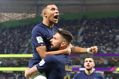 Olivier Giroud (C) de Francia celebra conKylian Mbappe (L) después de marcar el 1-0 en Al Thumama Estadio en Doha, Catar).