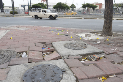 Los adoquines rotos o desbaratados en Las Américas causan una serie de problemas de movilidad en algunos tramos.