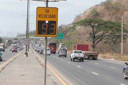 Uno de los fotorradares, en la vía Perimetral, en el noroeste de Guayaquil.