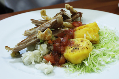 Detalle de un plato de Hornado, que hace parte de la muestra de gastronomía ecuatoriana en el Bogotá Madrid Fusión (BMF), en Bogotá (Colombia).