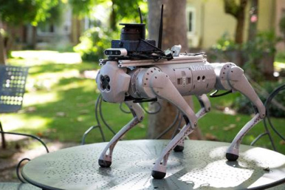 El perro robótico "Tefi", que ha sido creado por investigadores del Consejo Superior de Investigaciones Científicas (CSIC), está pensado para asistir a personas con discapacidad.