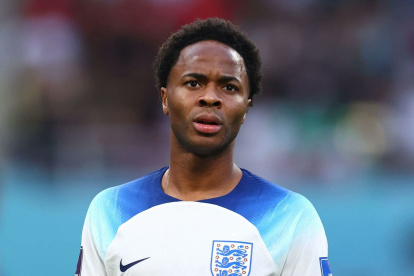 Raheen Sterling, delantero de Inglaterra, tuvo que dejar la concentración de su país por una emergencia familiar.