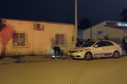 Los maleantes dispararon contra el inmueble e hirieron a una persona de sexo masculino que se encontraba en el sitio. Se presume que los antisociales querían terminar con la vida de los habitantes de aquella casa.

Después de los disparos, los maleantes lanzaron una bomba casera que explotó en al pie de la villa y milagrosamente no causaron mayores daños.

Se conoció que el herido estaba saliendo de su hogar cuando lo sorprendieron a bala. El lesionado fue llevado de emergencia a una casa de salud. Cómo prueba de lo acontecido en las paredes de la casa quedaron los orificios de las balas.

Cuando las personas estaban alarmadas viendo las pericias de los policías que fueron a investigar el caso, se escuchó otra fuerte detonación en el área del basurero.

Todos fueron hacia aquel lugar y encontraron un auto color oscuro que también había explotado, "Dios mío, quien puede parar esto. Estamos muy nerviosos con lo que está sucediendo", narró uno de los presentes.