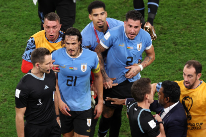 Al Wakrah (Qatar), 02/12/2022.- Edinson Cavani (no.21) of Uruguay and teammates talk to referee Daniel Siebert (C) after the FIFA World Cup 2022 group H soccer match between Ghana and Uruguay at Al Janoub Stadium in Al Wakrah, Qatar, 02 December 2022. (Mundial de Fútbol, Catar) EFE/EPA/Tolga Bozoglu