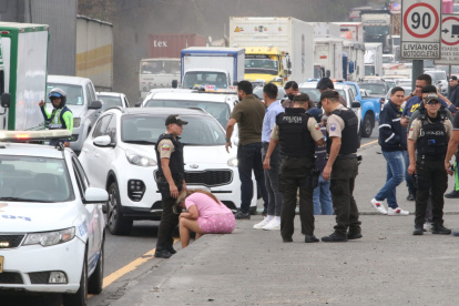 El carro en el que iba la víctima, quedó recostado al parterre central.