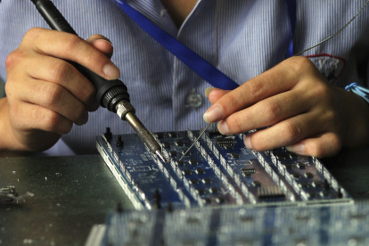 Fotografía de archivo de una mujer que trabaja en una fábrica en la ciudad de Shishi, sureste de China, el 15 de agosto de 2012.
