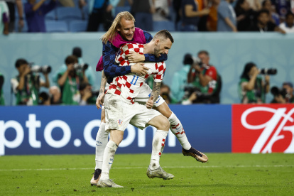 Marcelo Brozović de Croacia celebra al ganar hoy, en la serie de penaltis en un partido de los octavos de final del Mundial de Fútbol Qatar 2022 entre Japón y Croacia en el estadio Al Janoub en Al Wakrah.