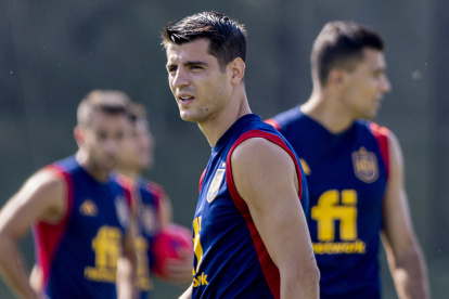 Doha (Qatar), 04/12/2022.- Spain"s player Alvaro Morata attends a training session of the Spanish team in Doha, Qatar, 04 December 2022. Spain will face Morocco in their FIFA World Cup 2022 round of 16 soccer match on 06 December 2022. (Mundial de Fútbol, Marruecos, España, Catar) EFE/EPA/MARTIN DIVISEK