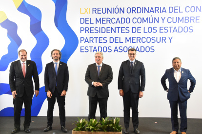 Cita.- Los ministros de Relaciones Exteriores de Paraguay, Julio Arriola; Argentina, Santiago Caffiero; Uruguay, Francisco Bustillo; Brasil, Carlos França, y Bolivia, Rogelio Mayta, posan para la prensa durante la LXI Reunión Ordinaria del Consejo del Mercado Común, hoy, en Montevideo (Uruguay). Bustillo aseguró este lunes que el Mercosur debe estrechar lazos con otros países y bloques, al tiempo que remarcó que no puede permitirse "el inmovilismo". La Reunión Ordinaria del Consejo del Mercado Común comenzó este lunes con un desayuno de trabajo de ministros de Economía de los Estados parte y Bolivia. EFE/ Martín Martínez