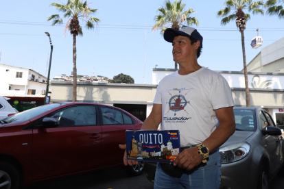 Guayaquil. En otra ciudad, pero con la camiseta y un recuerdo de Quito se observa a este capitalino en Guayaquil