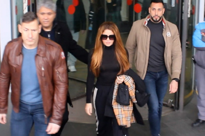 El momento en que Shakira llega este 5 de abril al aeropuerto de Barcelona.