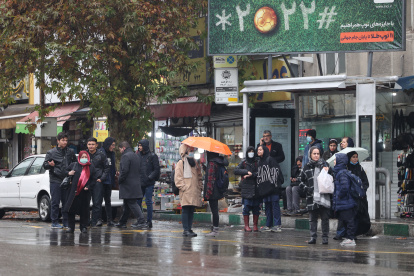 los iraníes esperan en una estación de autobuses en el centro de la ciudad capital de Teherán, Irán, 05 de diciembre de 2022. Algunas tiendas cerraron por algunos anuncios de protestas en Teherán