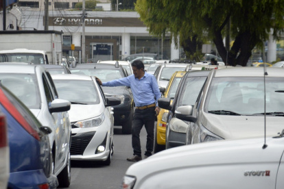 Casualidad. Un hombre se encontró con un allegado y aprovechó el trancón.