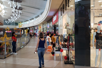 Comercio.- Personas haciendo las compras de diciembre.