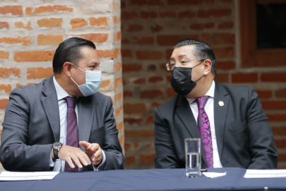 Acto. Iván Saquicela junto a Juan José Morillo, durante el lanzamiento del concurso a jueces Anticorrupción.