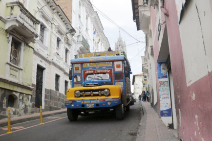 Trayecto. Coloridas chivas recorrieron varios sectores de la capital con su música y gente que celebró a Quito.