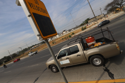 Vialidad. Uno de los fotorradares de la vía a Daule, en el noroeste de Guayaquil, ha sido blanco de quejas.