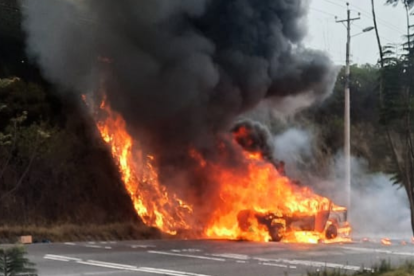 Los bomberos controlaron el fuego y no permitieron que este avance a las casas aledañas.