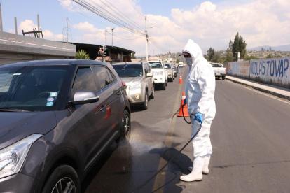 Acción.- Personal del ministerio de Agricultura y Agrocalidad desinfectan los carros que salen de Cotopaxi, para evitar que se riegue por el país la gripe aviar.
