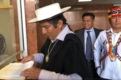 Documento. Salvador Quishpe en la presentación de la queja en contra del legislador correísta.