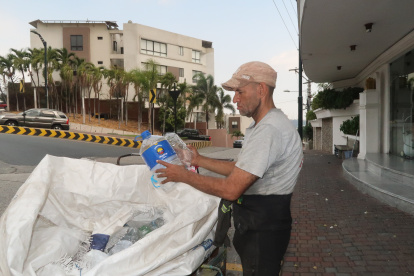Reciclaje. Joffre Salazar es uno de los siete recicladores de base que tiene Lomas de Urdesa en su sector.