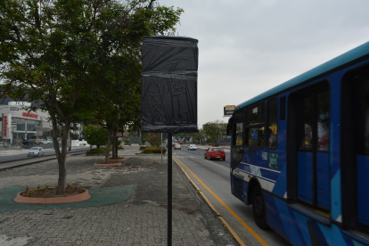 Cerca del colegio 28 de Mayo, en el parterre central de la avenida Carlos Julio Arosemena, existen algunas señaléticas tapadas.