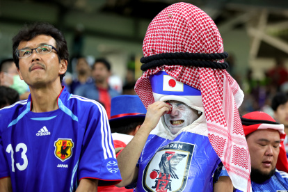 Seguidores de Japón reaccionan tras perder la tanda de penaltis de los octavos de final de la Copa Mundial de la FIFA 2022 entre Japón y Croacia.