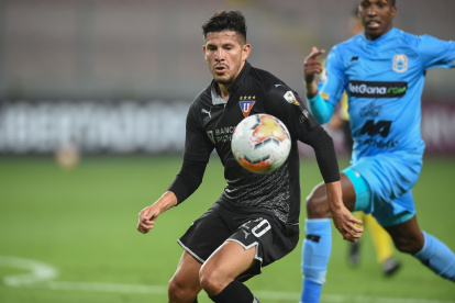 El defensor ecuatoriano llega proveniente de Liga Deportiva Universitaria de Quito.



Ecuador"s Liga de Quito defender Christian Cruz (L) and Peru"s Binacional defender Dhawlin Leudo vie for the ball during their closed-door Copa Libertadores group phase football match at the National Stadium in Lima, on September 15, 2020, amid the COVID-19 novel coronavirus pandemic. / AFP / POOL / ERNESTO BENAVIDES FBL-LIBERTADORES-BINACIONAL-LIGA