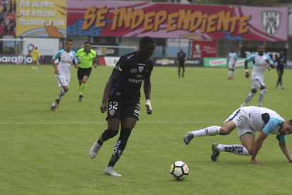 Stiven Plaza no tuvo suerte en su regreso a los rayados. Espera que esto cambie en su ciclo en Aucas.