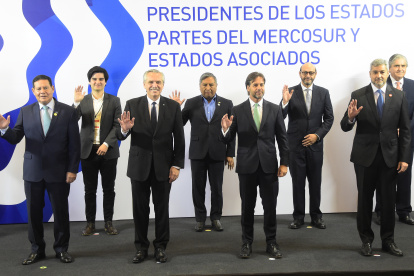 Desde la izquierda, el vicepresidente de Brasil, Hamilton Mourao; el presidente de Argentina, Alberto Fernández; el presidente de Uruguay, Luis Lacalle Pou, y el presidente paraguayo, Mario Abdo Benítez, entre otras autoridades, posan para la fotografía grupal durante el inicio de la Cumbre de Presidentes de los Estados partes del Mercosur y Estados Asociados, en la que Uruguay traspasará la presidencia pro tempore del bloque a Argentina, hoy, en Montevideo (Uruguay). EFE/ Federico Gutiérrez