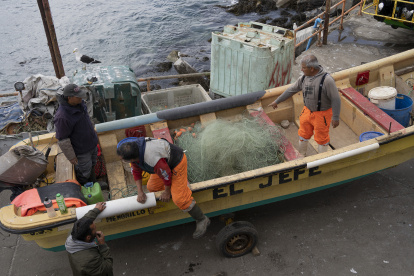 Pescadores recogen redes de pesca del mar, el 15 de noviembre de 2022, en la Caleta el Membrillo, en Valparaíso (Chile). EFE/ Adriana Thomasa