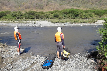 Macará. Miembros del Cuerpo de Bomberos de esta ciudad lojana, ejecutaron el operativo de rescate del estudiante universitario.