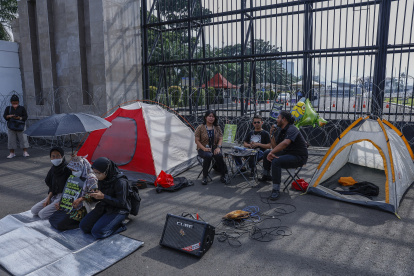 Varios manifestantes instalaron tiendas de campaña durante una protesta contra la reforma del código penal frente a la puerta principal del edificio del Parlamento en Yakarta, Indonesia, el 6 de diciembre de 2022. EFE /MAST IRHAM