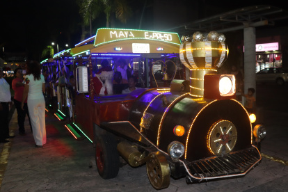 Un tren decorado con motivos navideños, con colores y luces, es el vehículo que un grupo de ciudadanos ha utilizado para regalar "paseos" a migrantes de distintos países que se encuentran varados en la ciudad mexicana de Tapachula, fronteriza con Guatemala. EFE/Juan Manuel Blanco
